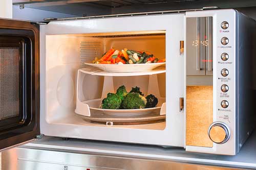 Không muốn ung thư "ghé thăm" thì đừng cho những thực phẩm này vào lò vi sóng