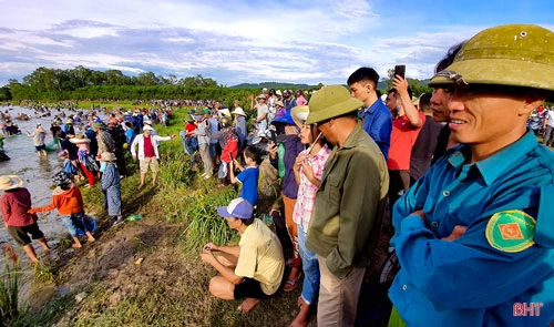 Đông đảo người dân và du khách đến tham gia lễ hội.