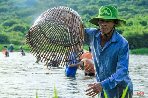 Theo quy định, mỗi lần có người bắt được cá lại hô to để mọi người cùng hò reo tán thưởng, tạo nên một không khí vui tươi, nhộn nhịp khắp cả đầm.