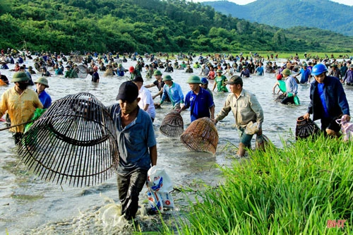 Không khí lễ hội đánh bắt cá náo nhiệt, phấn khích khiến không ít du khách cũng cởi bỏ áo quần, tư trang xuống với bà con.