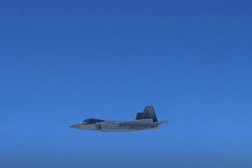 Tiêm kích tàng hình F-22 của Mỹ đã áp sát biên giới Nga mà không bị phát hiện. Ảnh: Lenta.