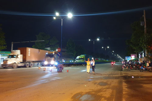 Truy tìm tài xế tông xe khiến đôi nam nữ chết thảm giữa đường ở Bình Dương