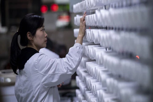 Công nghiệp dược phẩm là một trong những ngành tạo ra nhiều tỷ phú tại Trung Quốc. Ảnh: Axios.