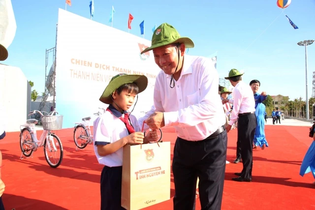 Phó Thủ tướng thường trực Trương Hòa Bình trao quà cho các em học sinh có hoàn cảnh khó khăn tỉnh Quảng Bình.