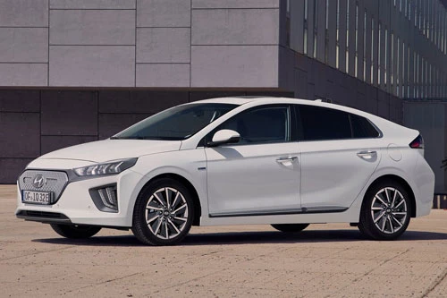 1. Hyundai Ioniq 2020 (mức tiêu hao nhiên liệu ở đường hỗn hợp: 4,9 lít/100 km).