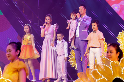 Vy Oanh lần đầu đưa hai con lên sân khấu