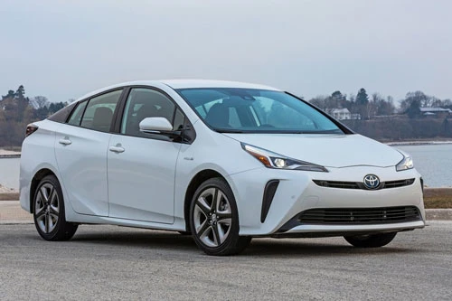 2. Toyota Prius 2020 (mức tiêu hao nhiên liệu ở đường hỗn hợp: 5 lít/100 km).