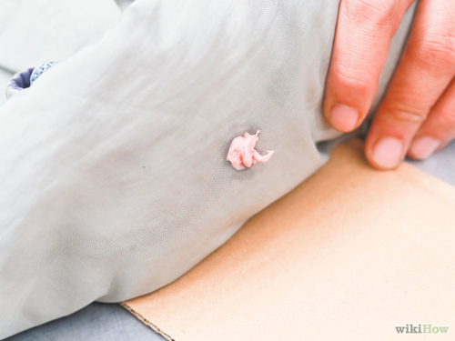 Mẹo hay loại bỏ vết kẹo cao su dính trên quần áo