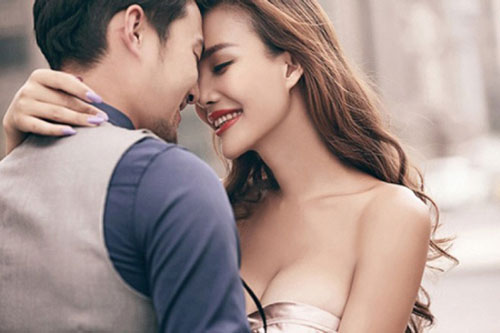 Chồng phát hiện sự thật "động trời" nhờ hành động của người đàn ông đi cạnh vợ mình