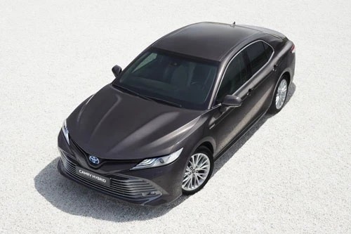 =3. Toyota Camry Hybrid 2020 (mức tiêu hao nhiên liệu ở đường hỗn hợp: 5,4 lít/100 km).