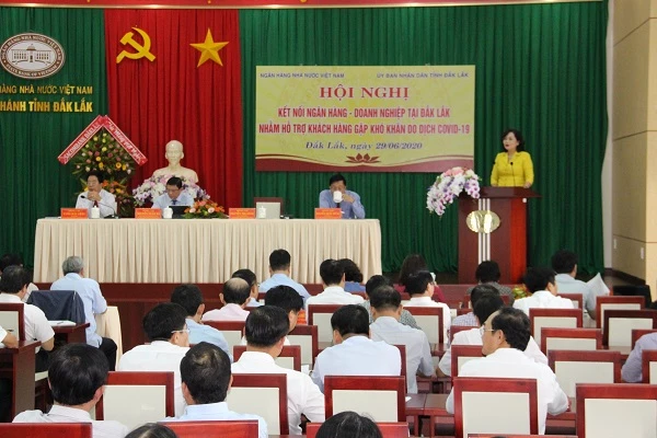 Ngày 29/6/2020, Ngân hàng Nhà nước Việt Nam (NHNN) phối hợp với UBND tỉnh Đắk Lắk tổ chức Hội nghị kết nối Ngân hàng – Doanh nghiệp nhằm hỗ trợ khách hàng gặp khó khăn do dịch Covid-19 trên địa bàn.