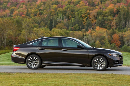 6. Honda Accord Hybrid 2020 (mức tiêu hao nhiên liệu ở đường hỗn hợp: 5,9 lít/100 km).