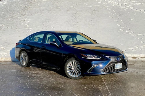 =7. Lexus ES Hybrid 2020 (mức tiêu hao nhiên liệu ở đường hỗn hợp: 6,4 lít/100 km).