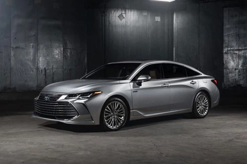 =7. Toyota Avalon Hybrid 2020 (mức tiêu hao nhiên liệu ở đường hỗn hợp: 6,4 lít/100 km).