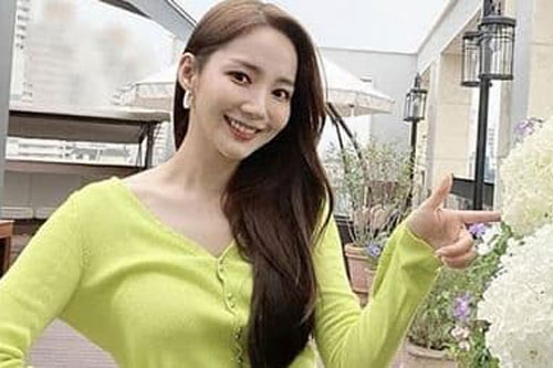 Học Park Min Young cách diện đồ với tông màu nổi cực xinh mà không bị quê