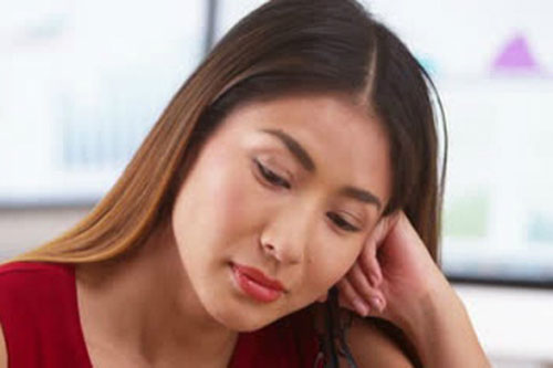 Tập giấy mẹ chồng giấu dưới gối khiến tôi quá đau lòng