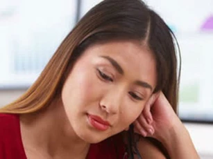 Tập giấy mẹ chồng giấu dưới gối khiến tôi quá đau lòng