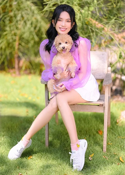 Nữ ca sĩ mặc trang phục ton-sur-ton tím chụp ảnh cùng cún Kitty.