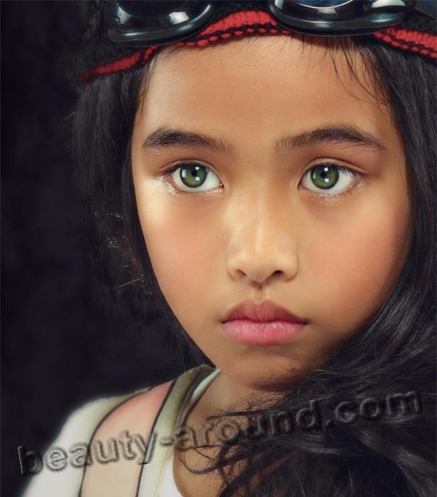 Đôi mắt siêu đẹp của bé gái Malaysia có gương mặt \'thiên thần ...