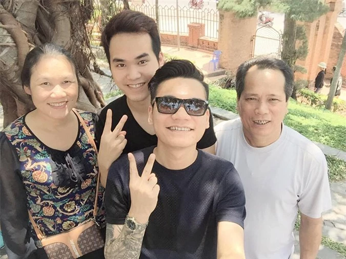 Bố mẹ và hai anh em Khắc Việt - Khắc Hưng năm 2015.