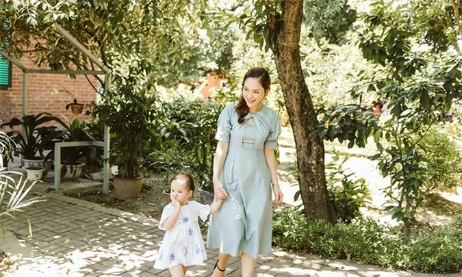 Thời tiết Hà Nội những ngày này rất oi nóng và khó chịu, bé Lina vẫn vui vẻ cùng mẹ tham gia hoạt động và không ngại đi bộ nhiều.