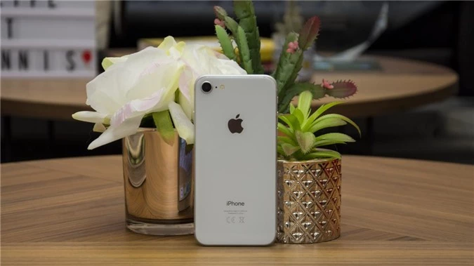 iPhone SE 2020 và iPhone 8 đều có mặt lưng bằng kính 