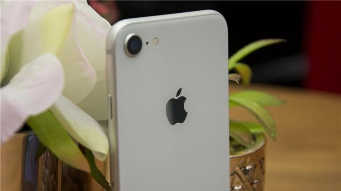 iPhone SE 2020 và iPhone 8 đều có 1 camera đơn ở mặt sau