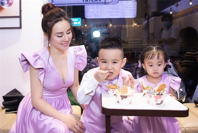Sau chương trình Vy Oanh đưa các con đi ăn kem. Đây là phần thưởng cô hứa với con khi thuyết phục hai nhóc lên sân khấu cùng mẹ.