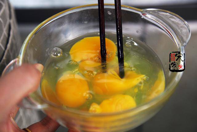 Chiên trứng với thứ này được món ngon, giàu canxi hơn cả uống thuốc cho con