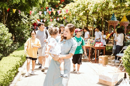 Lan Phương đưa con gái thăm làng trẻ