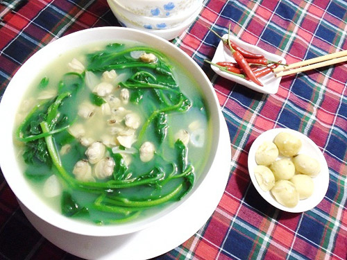 Nàng dâu nấu canh ngao bị mẹ chồng "nhìn từ đầu đến cuối", dân mạng tranh luận nảy lửa