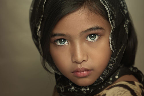 Đôi mắt siêu đẹp của bé gái Malaysia có gương mặt 'thiên thần'