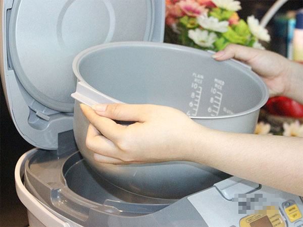 Rửa sạch nồi và nắp nồi trước khi nấu cơm cũng tốt trong việc giúp cơm lâu thiu hơn (Ảnh: Internet) Rửa sạch nồi và nắp nồi trước khi nấu cơm cũng tốt trong việc giúp cơm lâu thiu hơn (Ảnh: Internet)