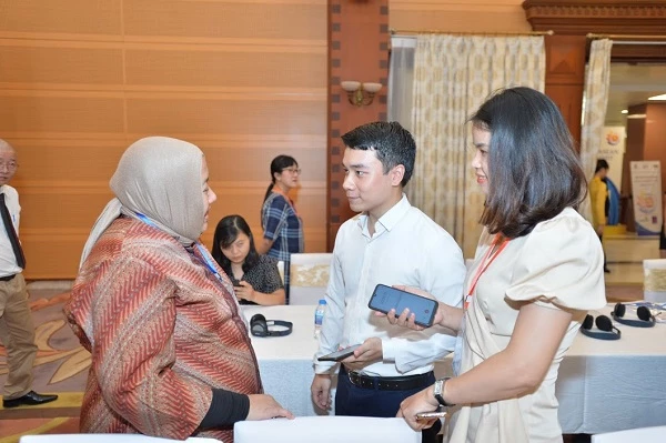 Ms. Masriati Lita S. Pratama, Counselor of Indonesian ambassador to Vietnam interviewed by Vietnamese enterprises.