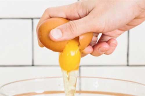 Mách bạn cách đập trứng bằng một tay như đầu bếp chuyên nghiệp