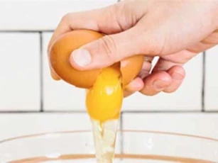 Mách bạn cách đập trứng bằng một tay như đầu bếp chuyên nghiệp