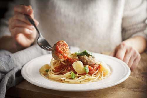 4 thói quen khi ăn dễ gây đau dạ dày hại sức khỏe, nhất là điều thứ 3