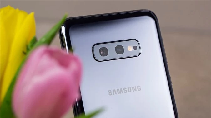 Samsung Galaxy S10e có tới 3 camera mặt sau