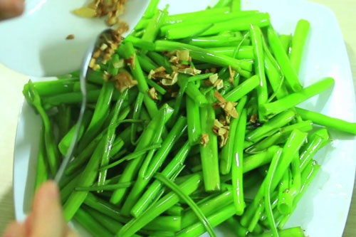 Rau muống cứ xào theo kiểu này, rau xanh giòn như nhà hàng mà để cả ngày cũng không sợ bị thâm đen