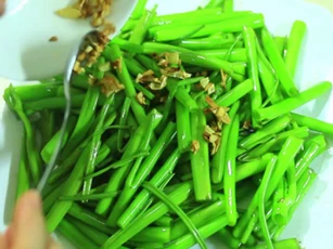 Rau muống cứ xào theo kiểu này, rau xanh giòn như nhà hàng mà để cả ngày cũng không sợ bị thâm đen