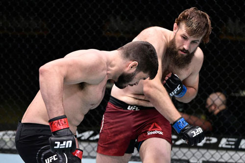 Tung 8 cú ‘thần quyền’ siêu mạnh, võ sĩ Canada khiến đối thủ bất tỉnh nhân sự