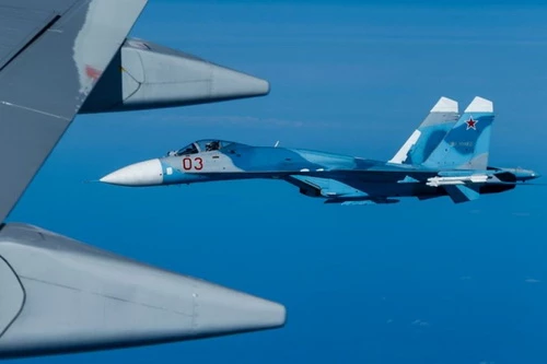 Tiêm kích Su-27 Nga chặn máy bay trinh sát Mỹ trên bầu trời Biển Đen. Ảnh: TASS.