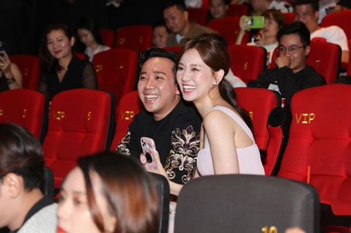 Trấn Thành - Hari tình tứ trong rạp phim