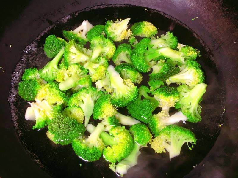 Súp lơ xanh đừng dại xào trực tiếp, thêm 1 bước này món ăn vừa giòn lại xanh mướt