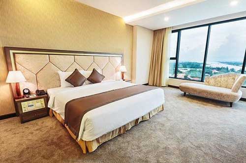 Tác dụng không ngờ của chiếc khăn trải ngang giường trong phòng khách sạn