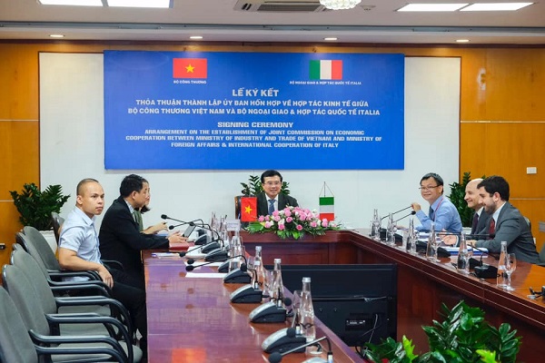 Việt Nam kêu gọi các doanh nghiệp Italia đầu tư vào ngành công nghiệp phụ trợ dệt may, da giày 