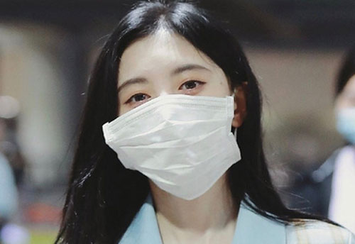 'Mỹ nữ 4.000 năm có một' đeo khẩu trang cũng bị chỉ trích