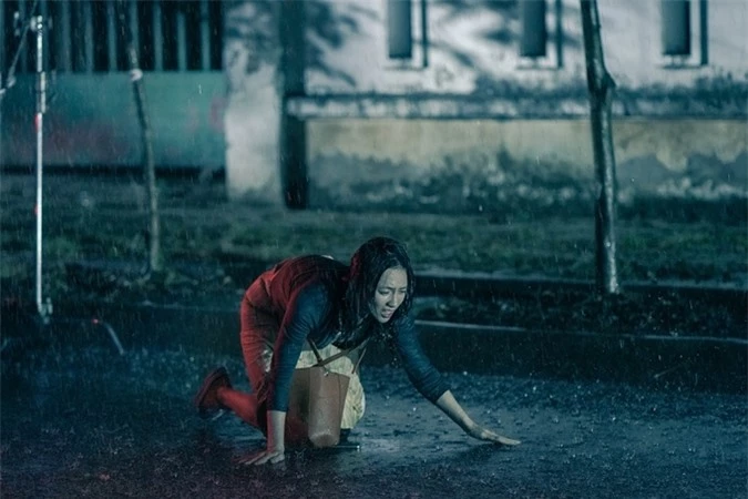 Phương Anh Đào vào vai cô gái mù, có nhiều cảnh dầm mưa, rượt đuổi, bị đánh.