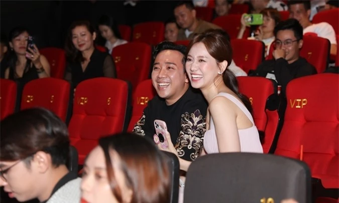 Tối 29/6, Trấn Thành và Hari Won cùng tới dự họp báo ra mắt sản phẩm mới của Tuấn Trần. Dưới hàng ghế khán giả, cặp đôi chăm chút xem phim và phần giao lưu của đoàn phim.