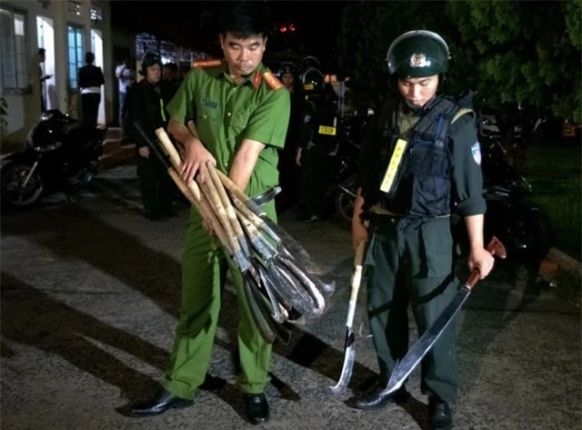 Vụ hỗn chiến bằng dao rựa, bom xăng tại Đắk Lắk: Khởi tố, bắt tạm giam 12 đối tượng - Ảnh 3.